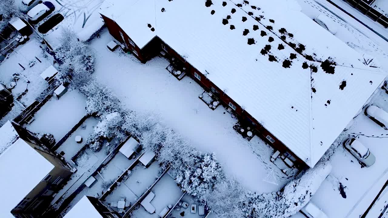 서리가 내린 런던 교외 이웃의 회전 공중 샷