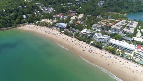 Una-Vista-Aérea-Muestra-A-Los-Turistas-Disfrutando-De-La-Playa-En-La-Comarca-De-Noosa-En-Queensland,-Australia-1