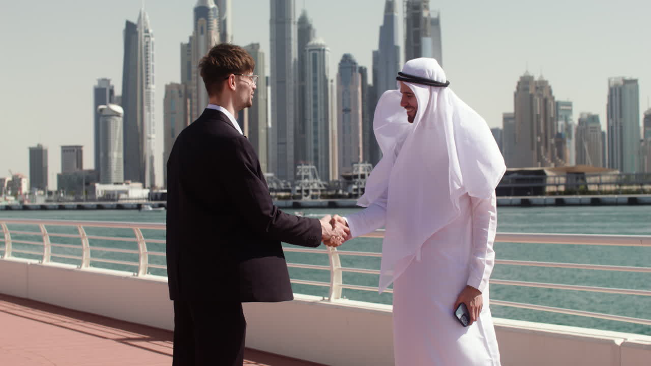 dos personas hablando de negocios.