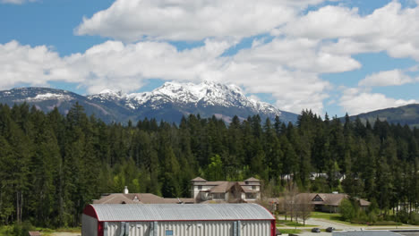 Alberni-Athletic-Hall-Y-North-Island-College-Edificios-Con-Vistas-Al-Pico-Nevado-Del-Macizo-Del-Monte-Arrowsmith-En-Port-Alberni,-Isla-De-Vancouver,-Canadá