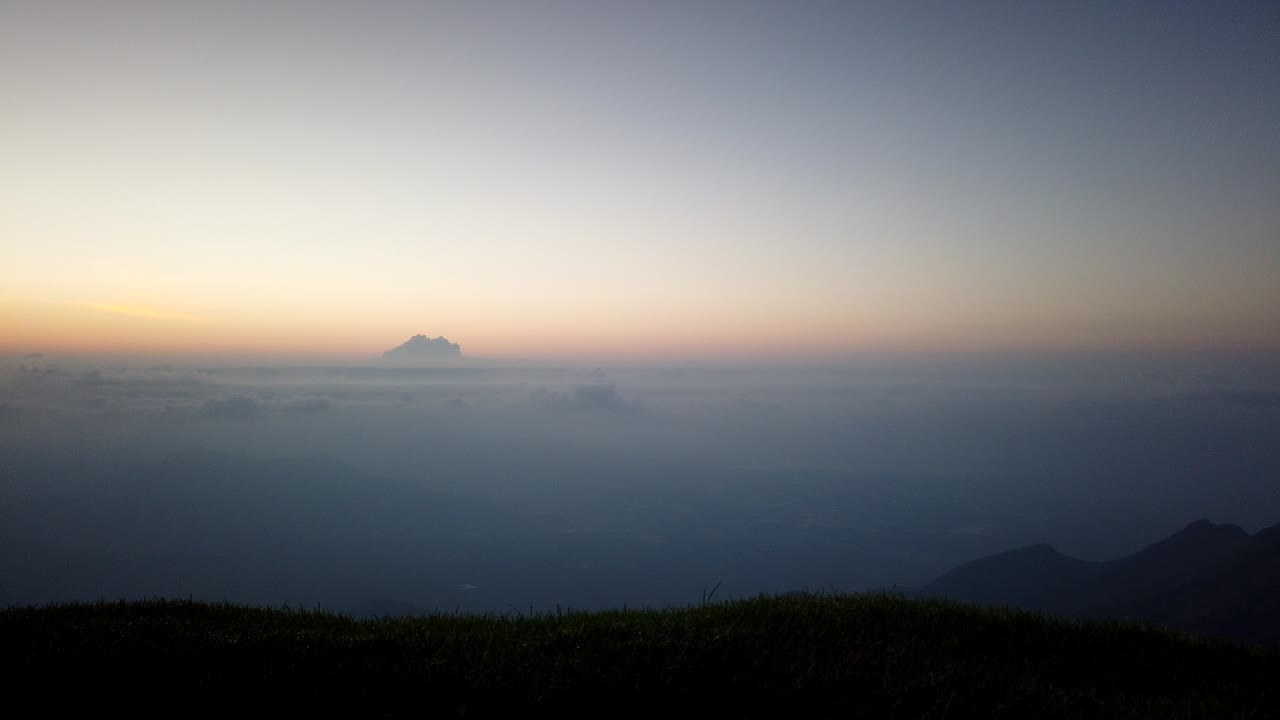 아침 일찍 구름 위의 풍경과 함께 구름과 같은 파도가 산 위에 굴러, 코다이카날, 타밀나두, 인도
