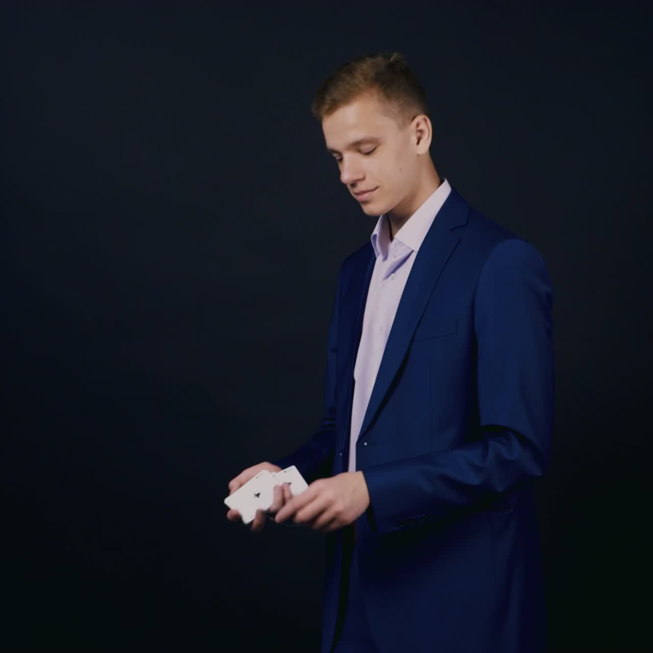 손재주 있는 마술사는 카드 트릭 2를 수행합니다.