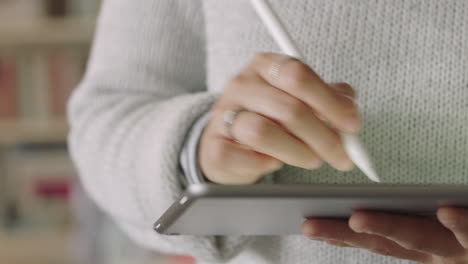 Primer-Plano-De-Las-Manos-De-Una-Mujer-Dibujando-Usando-Tecnología-De-Pantalla-Táctil-De-Tablet-Pc-Sosteniendo-Un-Lápiz-óptico-Diseñador-Femenino-Dibujando-En-La-Pantalla-Del-Dispositivo-Táctil-Electrónico