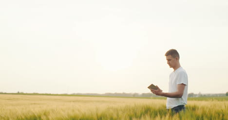 Agiculture-Modern-Farmer-Using-Digital-Tablet-Farming-Background