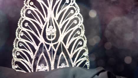 la corona de diamantes es el trasfondo del concurso de belleza.