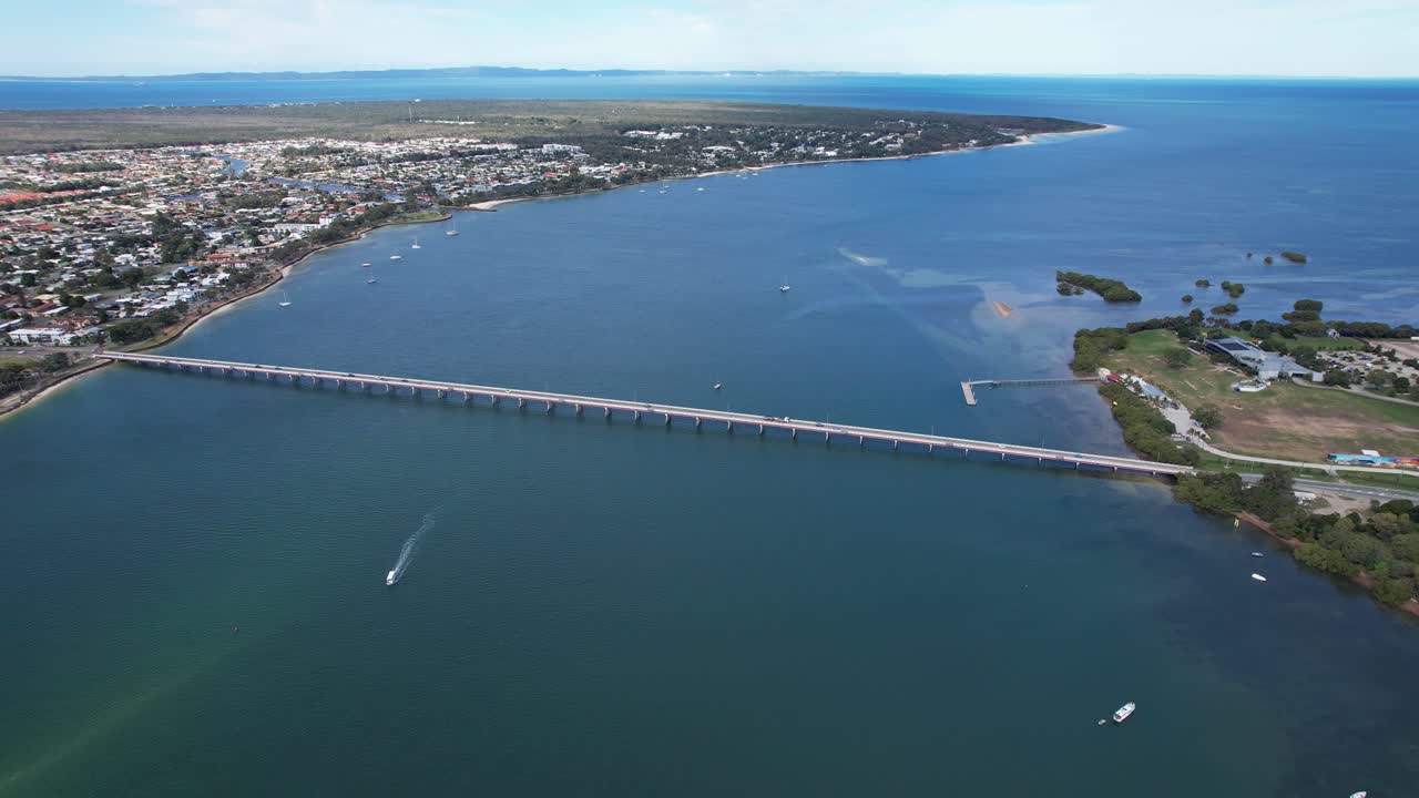puente bribie en sandstone point, qld, australia - disparo aéreo de un avión no tripulado