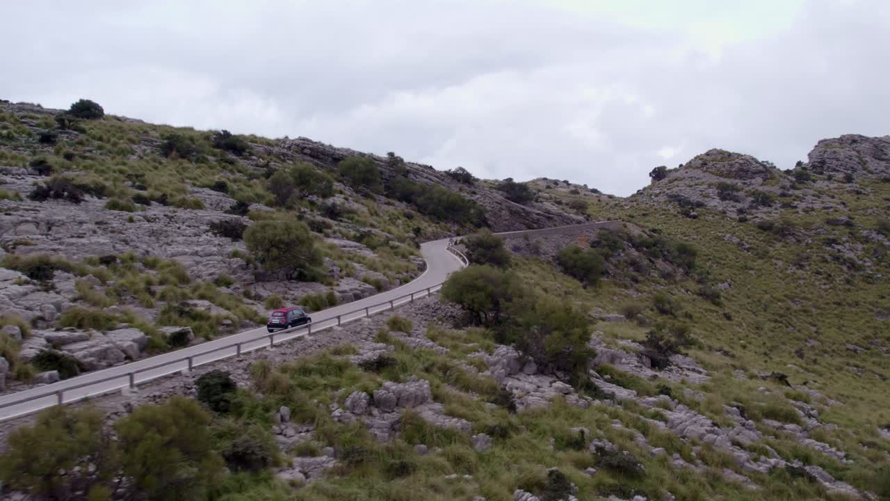 Auto percorrono il passo di montagna Coll dels Reis
