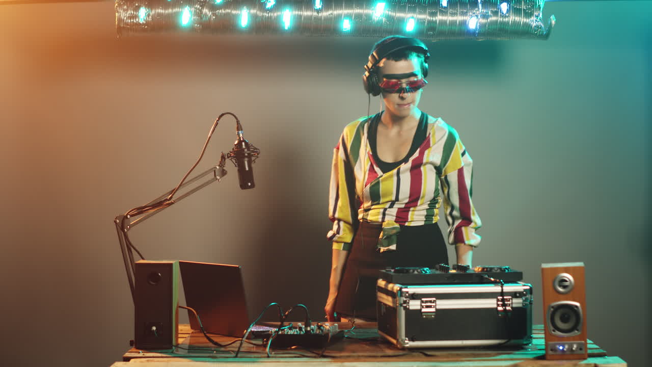 재능 있는 디스크 조키 가 음반 을 사용 하여 음반 을 스 하는 것