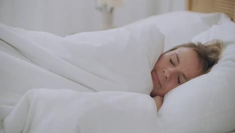 mujer joven acostada en la cama en el dormitorio con escamas escalofríos congelación sintiendo frío en casa sin problema de calefacción central en la temporada de frío enferma niña enferma envuelta en una manta con fiebre síntomas de gripe
