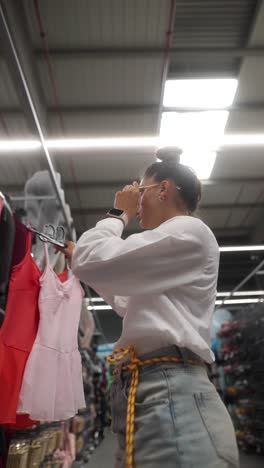 mujer comprando ropa en una tienda de ropa