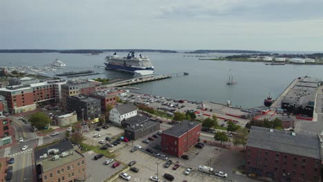 Vista-Aérea-Por-Drones-Del-Puerto-De-Cruceros-En-Portland,-Maine