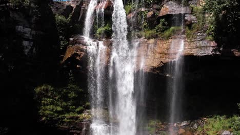 vista aerea della cascata di cordovil, con arcobaleni, parco nazionale di chapada dos veadeiros, goiás, brasile