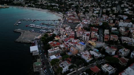 4 imágenes aéreas del atardecer de la playa de mondello puerto de palermo sicilia, sur de italia