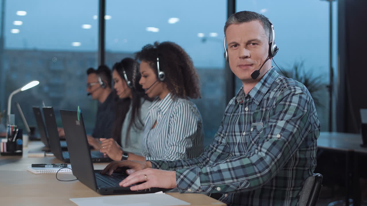 agentes de servicio al cliente que trabajan en un centro de llamadas