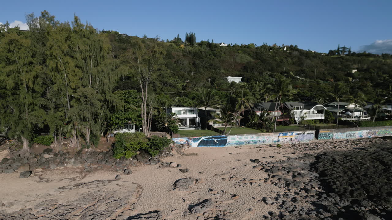 drone aéreo sobre la playa rocosa en la playa de ke iki en el norte de oahu