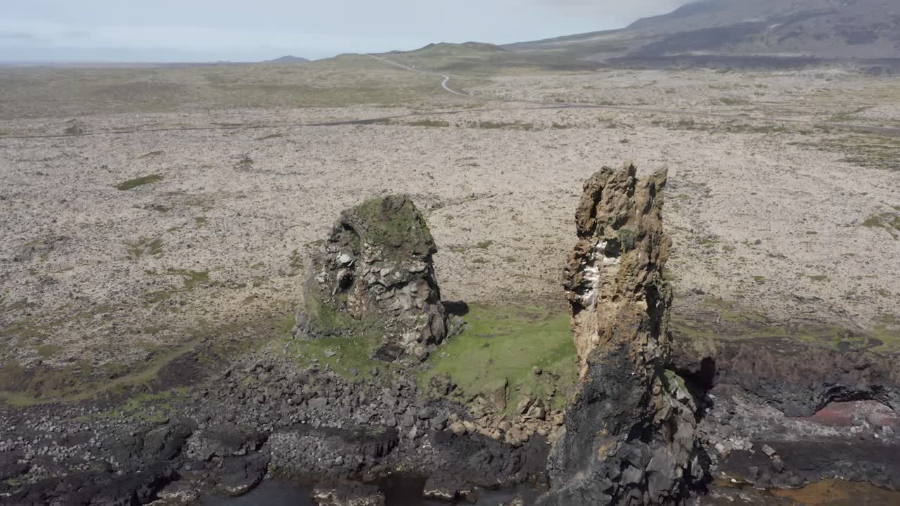 Veduta aerea dei famosi pinnacoli rocciosi Londrangar in Islanda, camini vulcanici di basalto