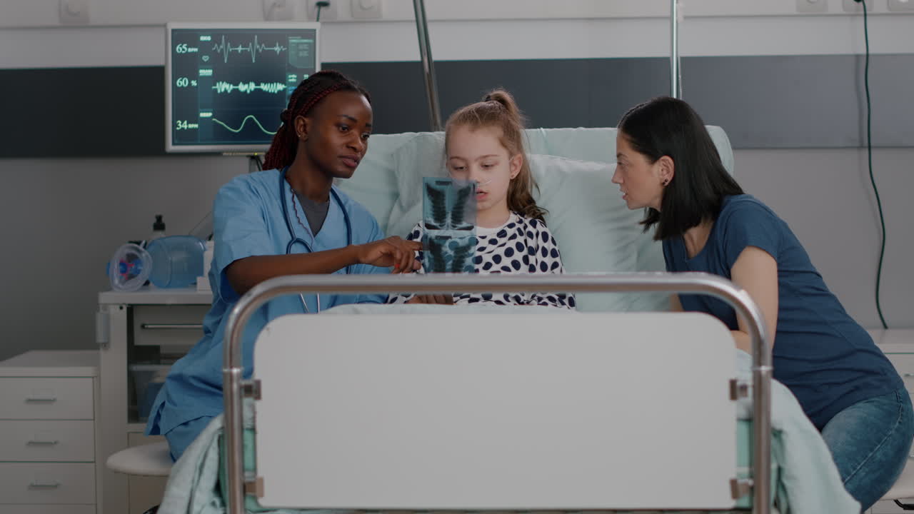 Infermiera afroamericana che mostra una radiografia dei polmoni spiegando la sua esperienza in ambito di guarigione