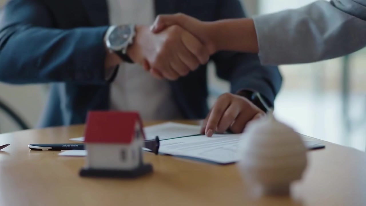 Agent nieruchomości i klient finalizujący transakcję kupna-sprzedaży nieruchomości