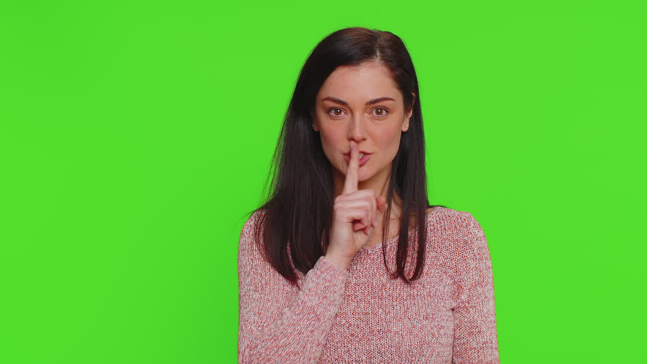 La mujer joven presiona el dedo índice a los labios hace silencio gesto señal no dice secreto shh estar callado