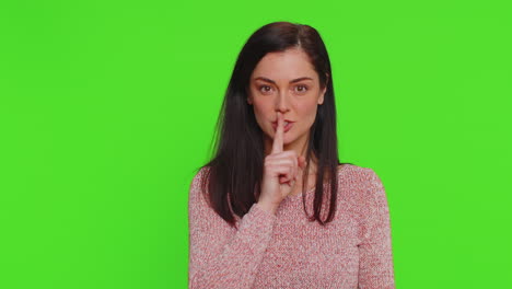 jonge vrouw drukt wijsvinger op lippen maakt stilte gebaar teken vertel niet geheim dat ze stil moet zijn