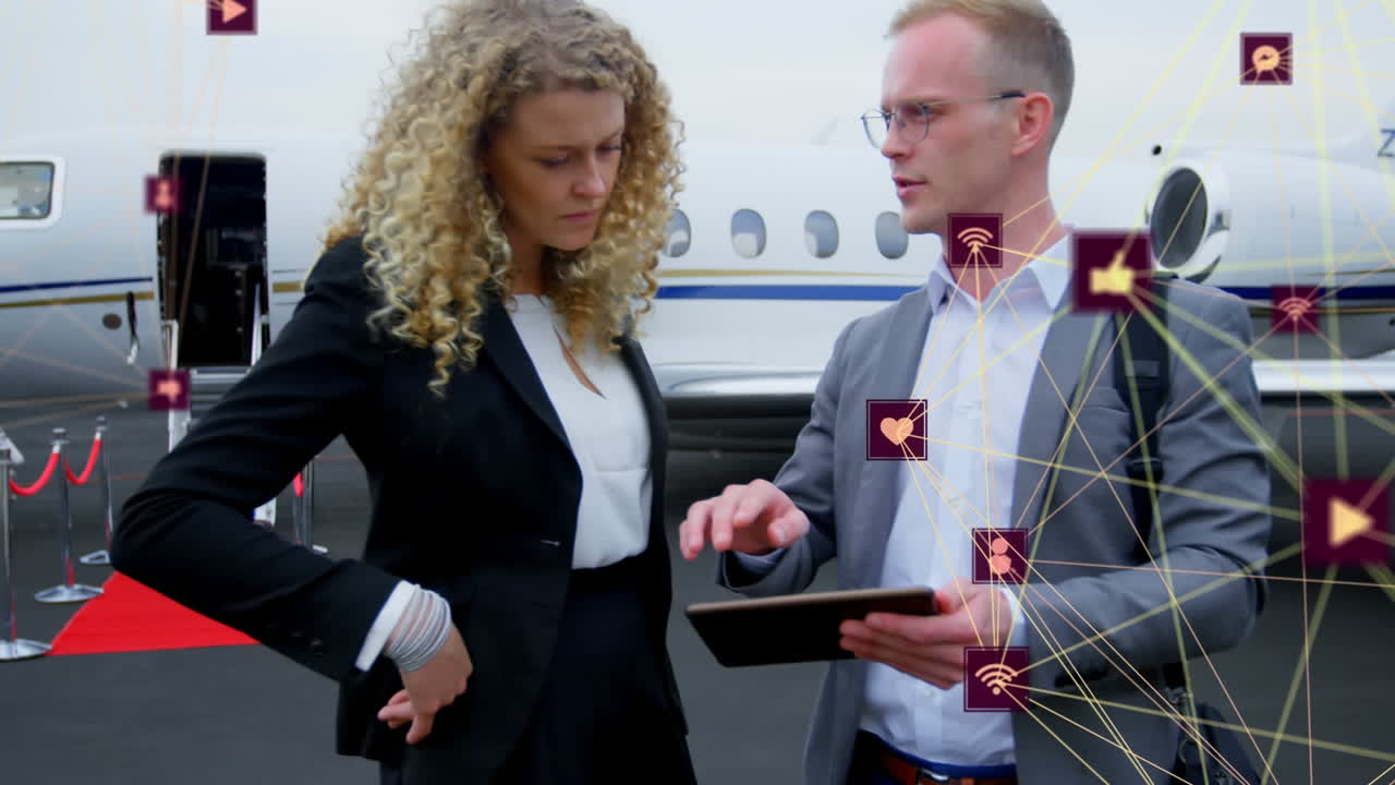 animación de iconos conectados que forman un globo, diversos compañeros de trabajo discutiendo informes contra el avión