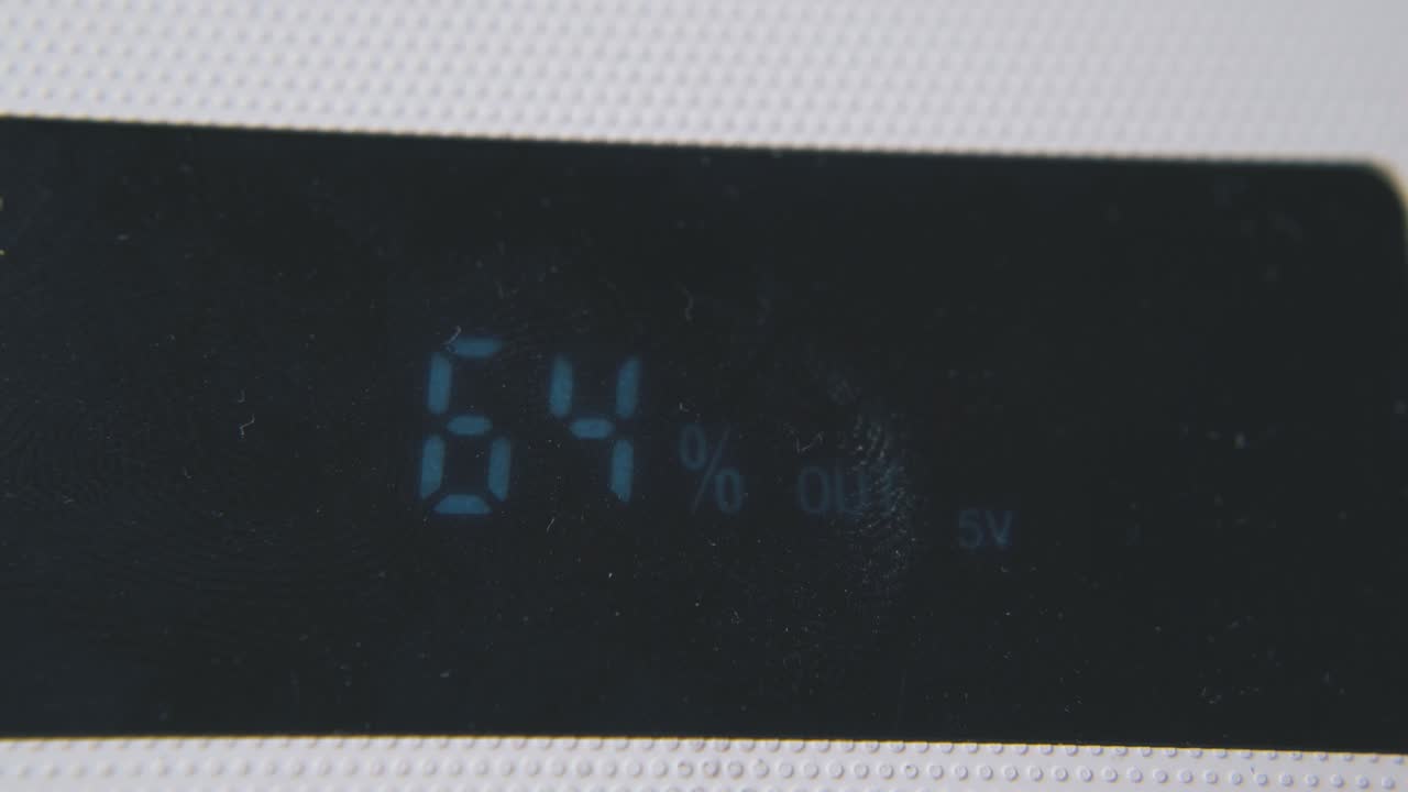 배터리 충전 극심한 전력 클로즈업으로  ⁇ 크 화면