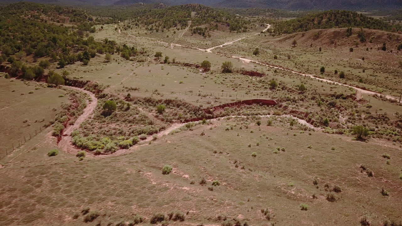 antena de camino de tierra sin nadie en un hermoso día en el desierto suroeste de colorado, ee.uu.