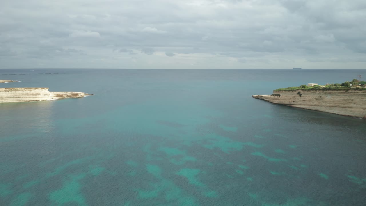 antena: ta kalanka bahía de cuevas marinas con cielo nublado y hermosas aguas de color turquesa