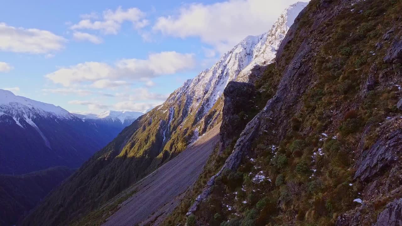 dramático vuelo aéreo sobre los acantilados de los alpes del sur en arthur's pass en nueva zelanda