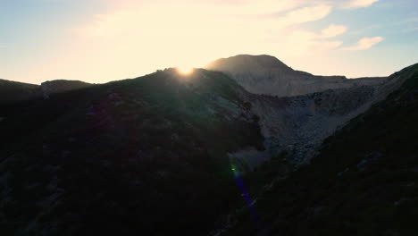 vista aérea de una montaña durante la puesta de sol