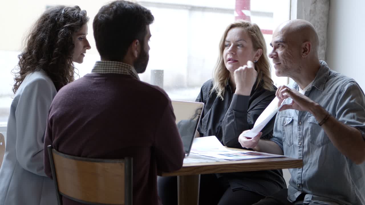 selbstbewusste innenarchitekten wählen die farbe für die wände