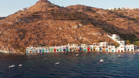 Playa-De-Klima-Con-Colorido-Pueblo-Costero-En-La-Isla-De-Milos-Toma-Lateral-Lateral