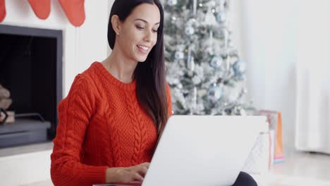 Mujer-Joven-Feliz-Navegando-Por-Internet