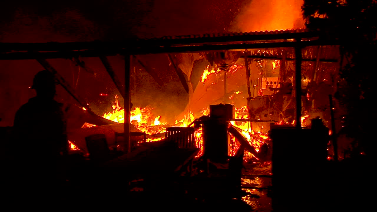 벤추라와 산타 바바라 카운티 1에서 토마스 화재 동안 밤에 집이 불에 탔습니다.