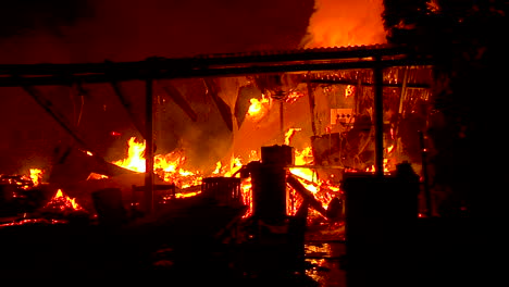 Una-Casa-Se-Quema-Hasta-Los-Cimientos-Por-La-Noche-Durante-El-Incendio-De-Thomas-En-Ventura-Y-El-Condado-De-Santa-Bárbara-1