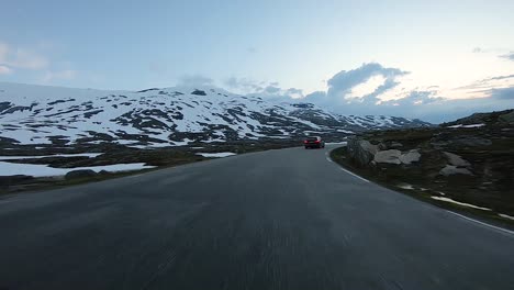 Eine-Landschaftlich-Reizvolle-Fahrt-Durch-Die-Norwegische-Landschaft,-Die-Einem-Anderen-Fahrzeug-Folgt