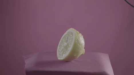 limón girando con bucle en la pantalla de fucsia para la llave de croma