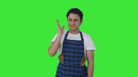 cocinero indio disgustado por el mal olor pantalla verde