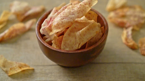 chips de taro crujientes - taro frito o al horno en rodajas