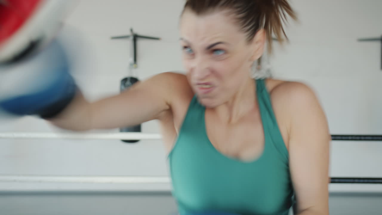 sesión de entrenamiento de boxeo femenino