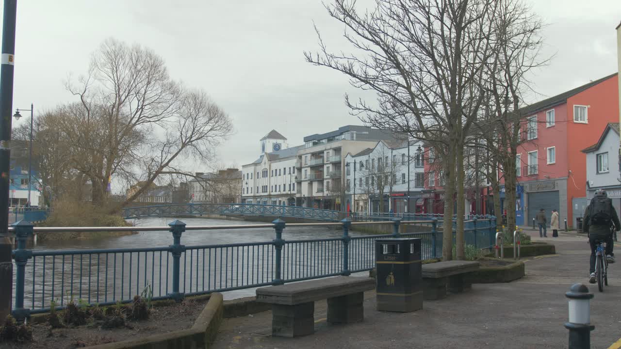 도시의 강변에서 자전거를 타는 남성 자전거 타는 사람