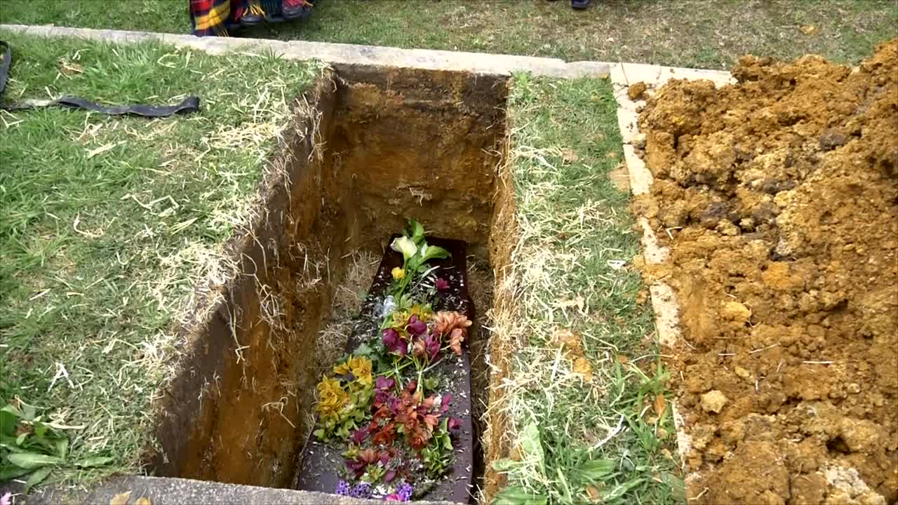 primer plano de un ataúd funerario o ataúd en un coche fúnebre o capilla o entierro en el cementerio