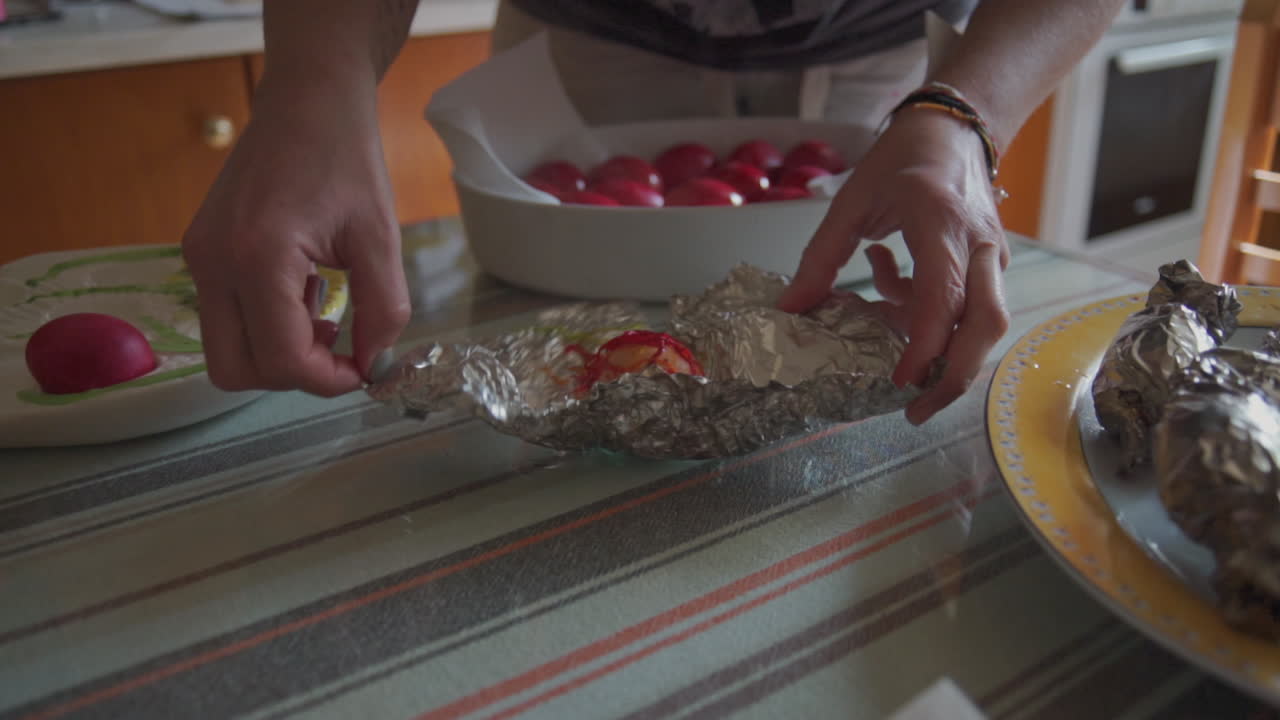 imágenes de familia pintando huevos de pascua en un pueblo griego en el interior