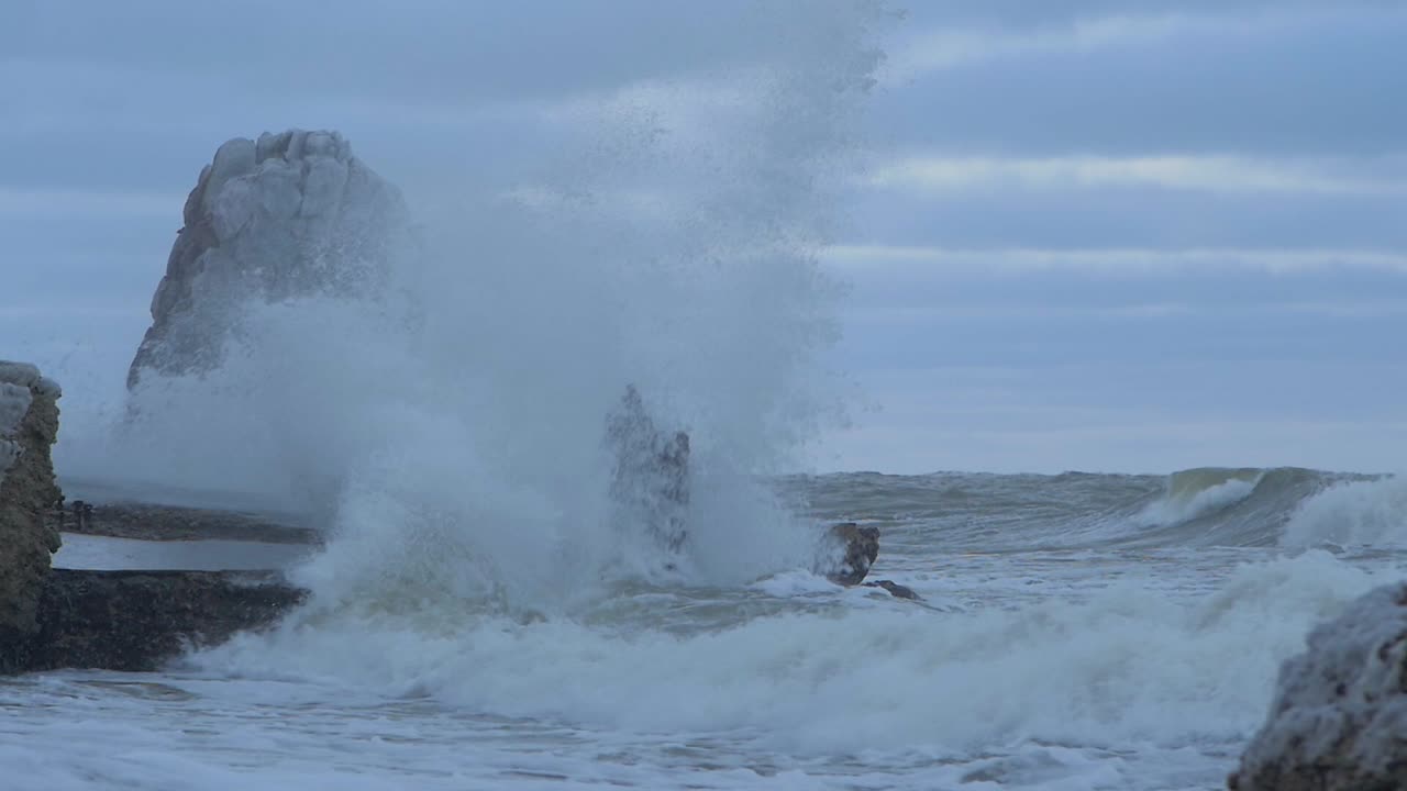 큰 폭풍의 파도가 버려진 해안 요새에 부히고 카로스타의 건물 폐허 리파야의 북쪽 요새, 느린 동작 중간 촬영