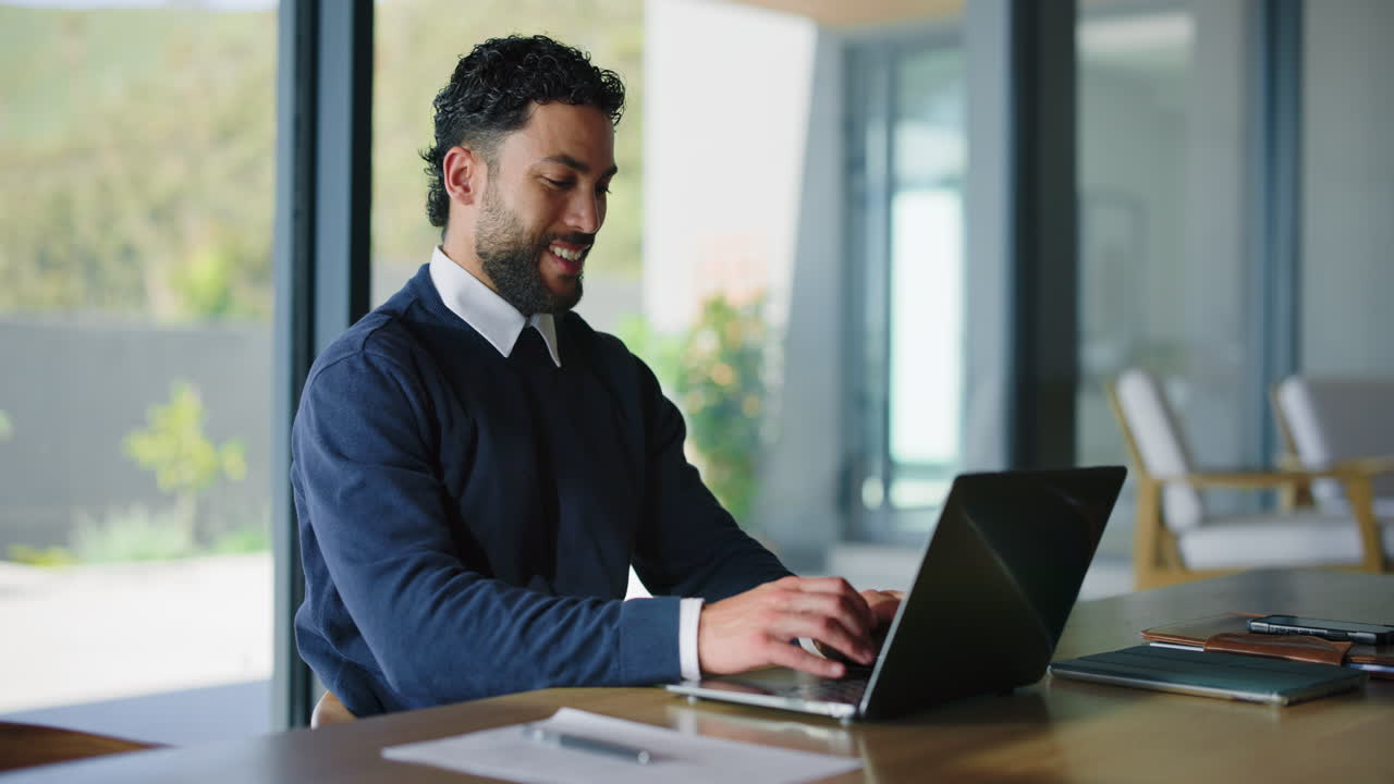 hombre trabajando en una computadora portátil en casa