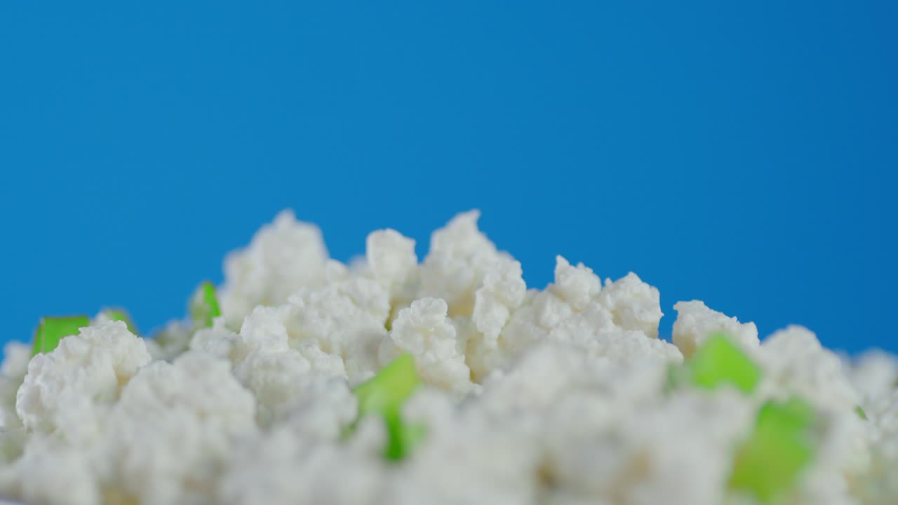 은 초록 양파와 함께 코티지 치즈가 천천히 회전합니다.