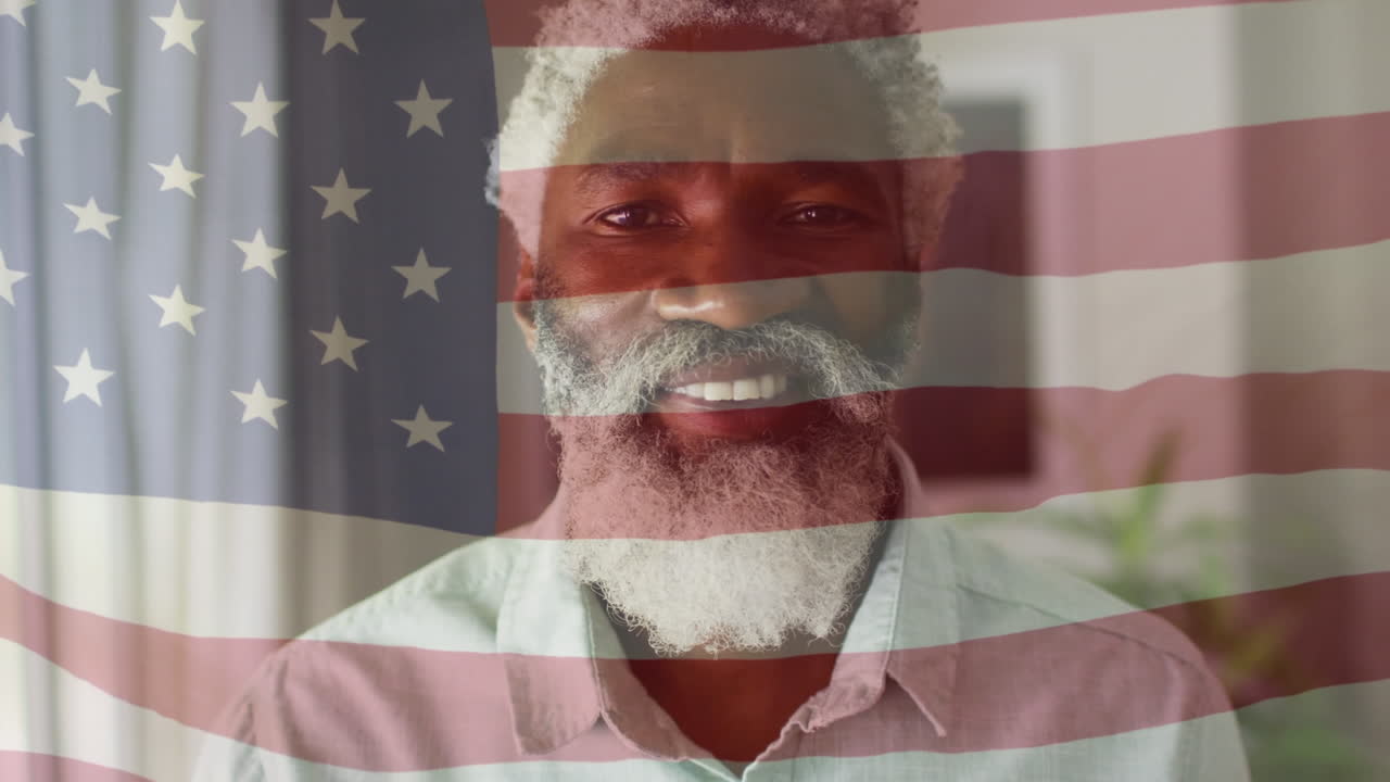 animación de la bandera de los estados unidos de américa sobre un hombre afroamericano mayor sonriente