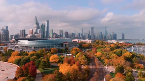 Vista-Aérea-Del-Campo-De-Soldados-De-Chicago-Con-El-Horizonte-De-La-Ciudad-Y-El-Follaje-De-Otoño