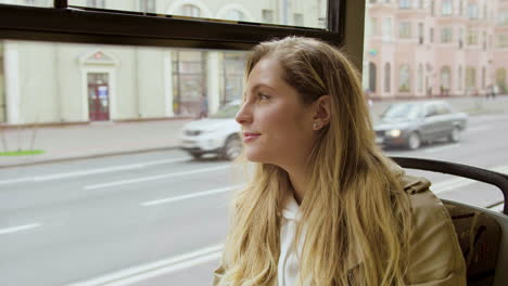 Vista-De-Cerca-De-Una-Mujer-Joven-En-El-Autobús