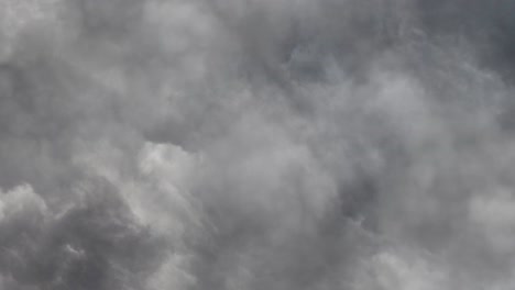 Gewitter-Und-Blitzwolken-Bewegen-Sich-Am-Dunklen-Himmel